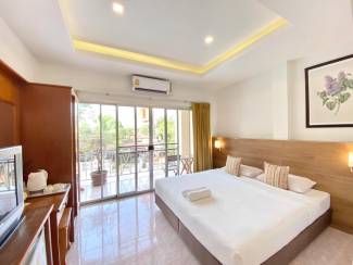 Pensiri House - Standard Double Bed with Balcony