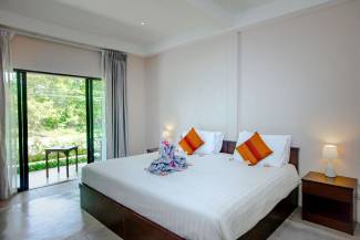 Naiharn Beach Resort - Deluxe Room - 1 King Bed